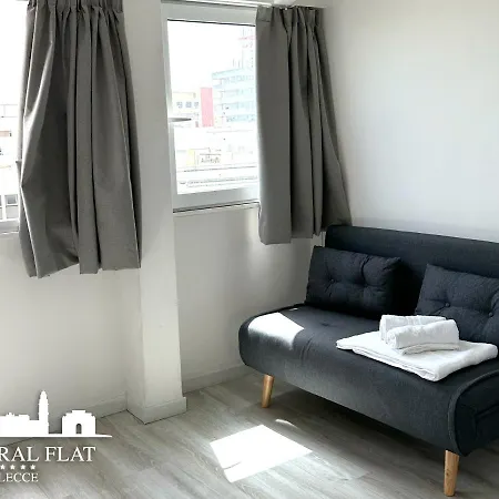 Central Flat - Attico Con Patio E Parcheggio Privato 公寓 莱切