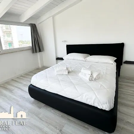 Central Flat - Attico Con Patio E Parcheggio Privato 公寓 莱切