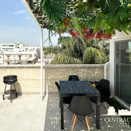 Central Flat - Attico Con Patio E Parcheggio Privato